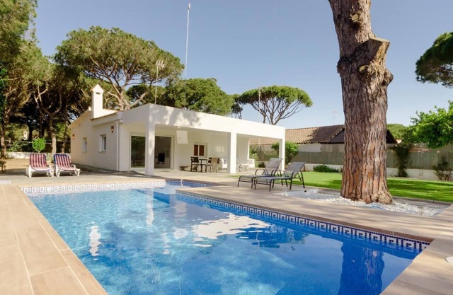 Beautiful Villa La Barrosa with pool, only 3km. from beach & golf courses