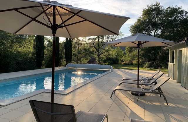 Hermosa casa rural de piedra con piscina junto al río cerca de Saint Antonin Noble Val