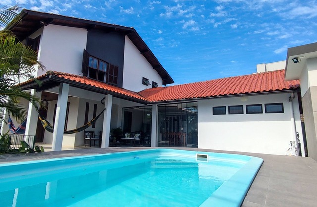 Hermosa casa de 4 habitaciones, barbacoa, piscina Playa Daniela - Florianópolis