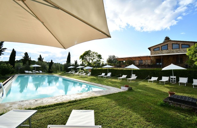 Hermoso apartamento con A/C, WIFI, piscina, TV, mascotas permitida y aparcamiento, cerca de Siena