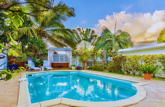 Villa de pie piscina y spa, encanto criollo en un pueblo costero Etang Salé
