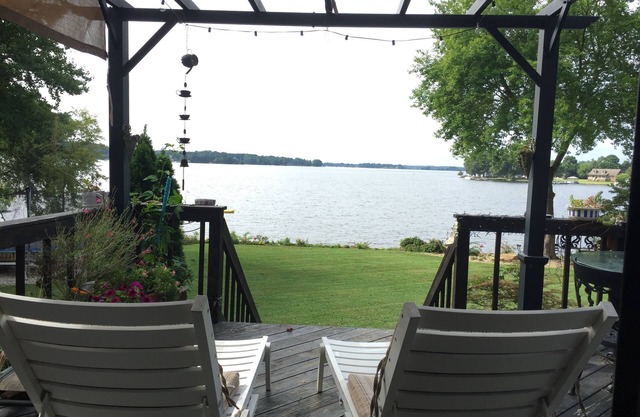 Lake House in Paradise, 2,567 pies cuadrados, construido en 2014 $ 200 o más