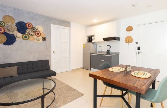 This apartment is a 1 bedroom(s), 1 bathrooms, located in El Cangrejo, Panama.