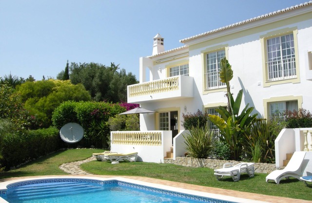 Hermoso apartamento de 2 dormitorios con una gran piscina en el jardín privado y vistas al mar