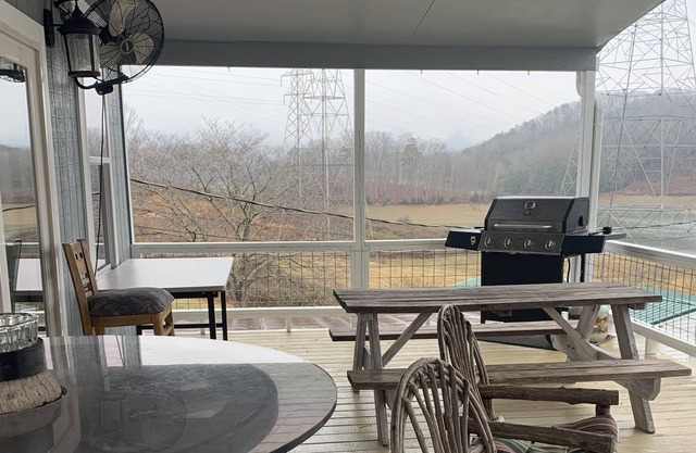 Hermosa casa de 2 dormitorios y 2 baños con gran terraza con vista al lago Cherokee