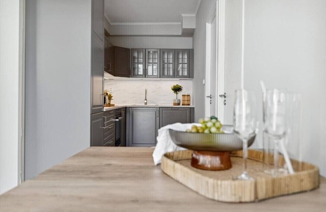 ★ Beautiful 2-Bedroom In City Center, w / Balcony + Free Parking