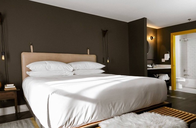 Beautiful 2 Bedroom Suite: Downtown Nashville w/ Full Kitchen & Living Room