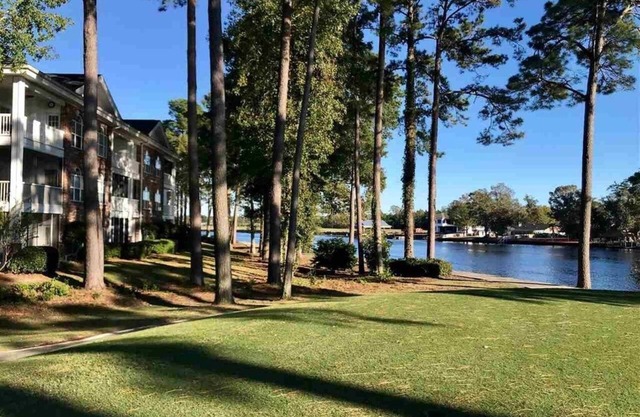 Hermoso condominio en planta baja 2B / 2B en Riverwalk por el campo de golf Arrowhead