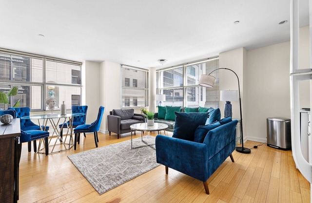 2BR in Downtown 3256