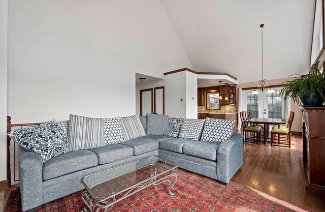 Beautiful 3-bedroom cottage with indoor fireplace