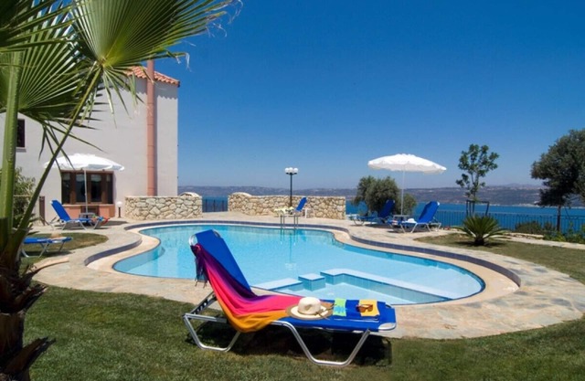 Hermosa villa de 3 plantas con piscina privada y vistas increíbles al mar de Creta.