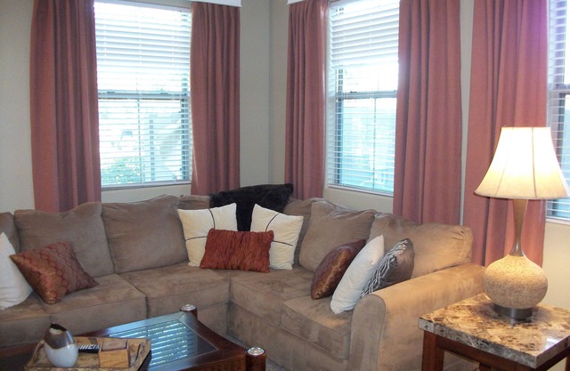 Hermoso 3bd, 2. 5ba, patio amplio de 2 pisos, garaje para 1 automóvil, piscina, spa, senderos para caminar