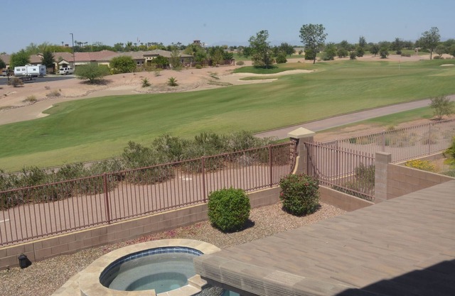 Hermosa casa de 4 dormitorios con piscina / spa y campo de golf