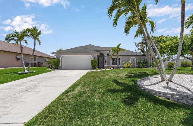 Beautiful 4-bedroom house with Heated Pool and WIFI in Cape Coral