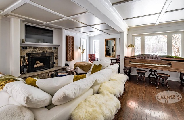 Beautiful 5bed 5bath retreat in Collingwood! 5mins from Blue Mountain Village!