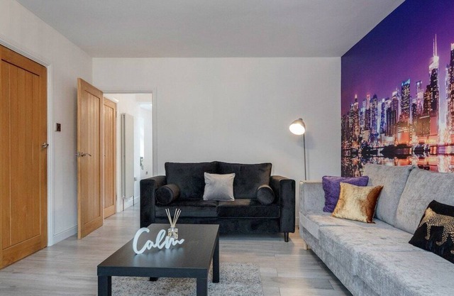 New - Beautiful 6 Bed 3 bath home with Parking & Wifi. Business and Leisure