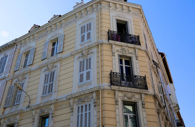 Bonito aire acondicionado, 2 habitaciones, 3 habitaciones, cocina separada, a 50 metros de la rue d'Antibes.