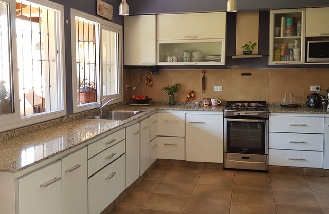 Hermosa y cómoda casa con chimenea, asador, galería, patio y garaje
