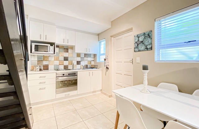 Beautiful and funky fully furnished cottage that sleeps 2