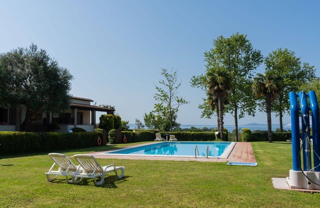 Bonito apartamento en villa con WIFI, piscina, TV, terraza, mascotas permitida y aparcamiento