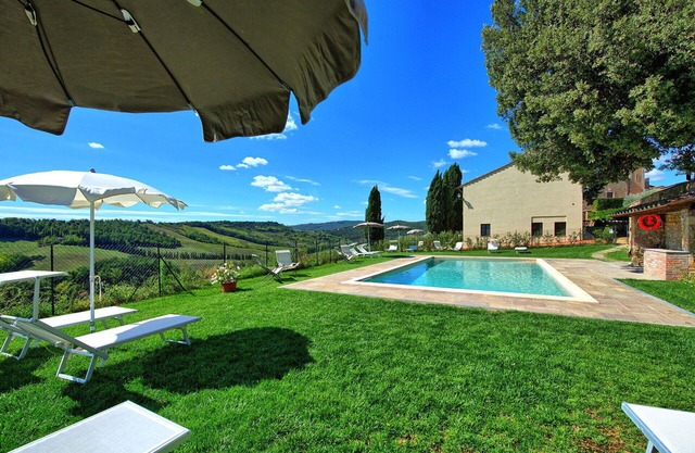 Hermoso apartamento con A/C, piscina, WIFI, vista panorámica y aparcamiento, cerca de San Gimignano
