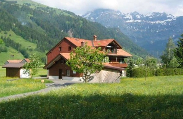 Hermoso apartamento para 5 personas con WIFI, TV, balcón, mascotas permitida y aparcamiento