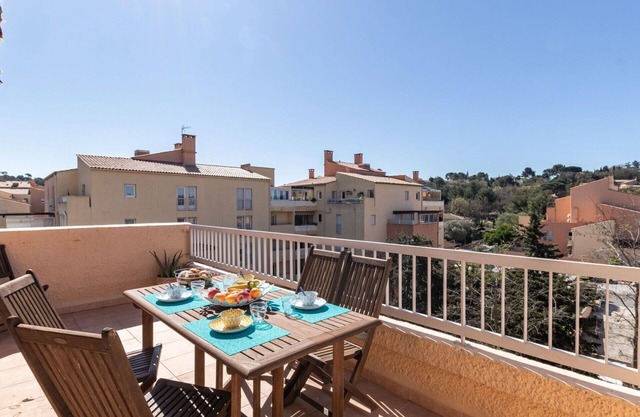Acogedor apartamento para 4 personas con WIFI, A/C, TV, terraza, vista panorámica y aparcamiento