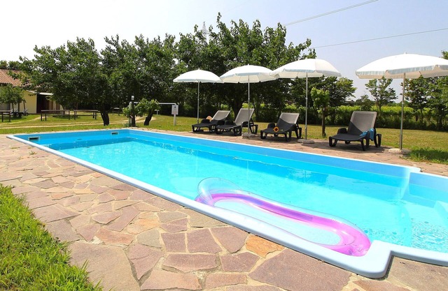 Beautiful apartment in villa for 4 guests with A/C, pool, WIFI and patio