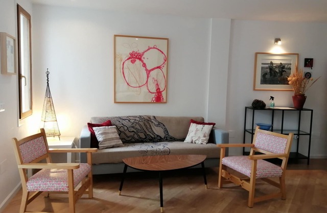 Precioso apartamento, vistas a los tejados de la aldea de montaña.