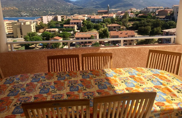 Precioso apartamento con vista al mar, piscina, cerca de playas y puerto