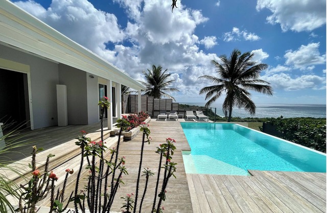 Hermosa arquitecto en una villa excepcional con vistas al mar 180 °
