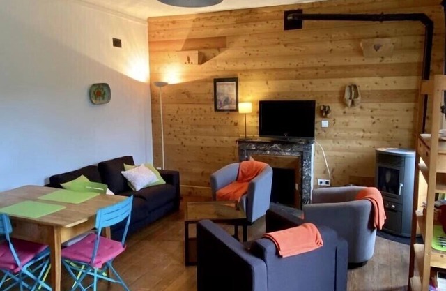 Hermoso estudio de Barcelonette, hermosa vista de las montañas.