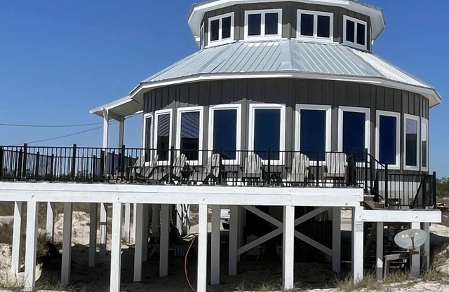 Hermosa propiedad frente a la playa, acceso a la piscina (compartida por 3 casas), muy tranquila.