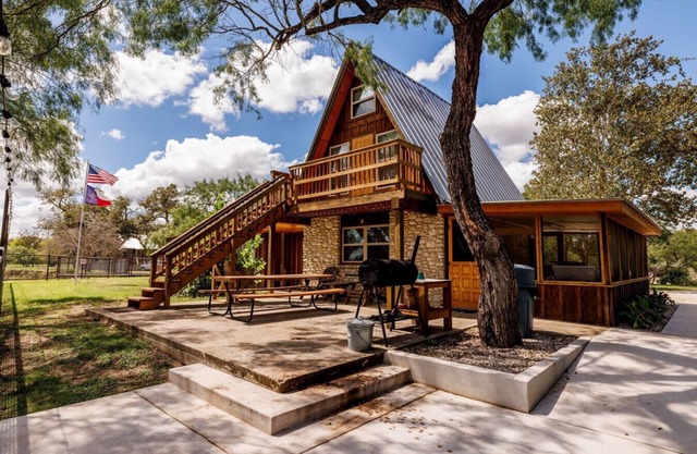 ¡Hermoso hoyo azul en la cabaña frente al río Nueces en Texas Hill Country!