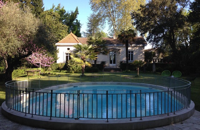 Hermosa casa de Burdeos, piscina y tenis en parque arbolado de 1 hectárea