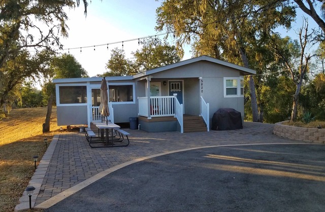 Hermosa y nueva casa prefabricada en la costa sur del lago Nacimiento.