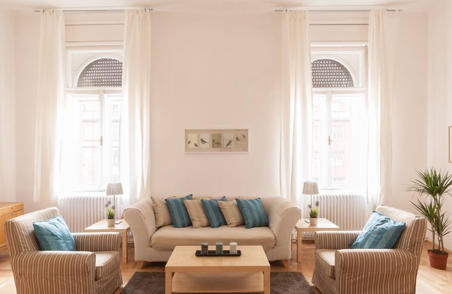 Hermoso, luminoso y espacioso apartamento de 4 dormitorios con 2 baños.