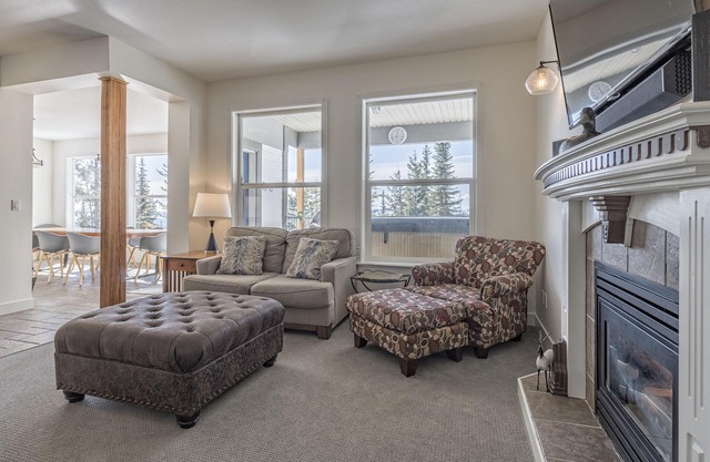 Beautiful Large Family Chalet with Hot Tub, Laundry, gear storage, pet-friendly!