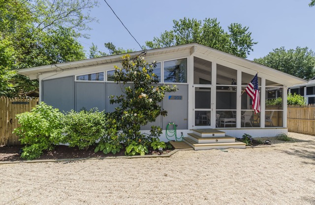 Hermosa casa de estilo California a 2 cuadras de la playa. Camina hasta Dewey y Rehoboth