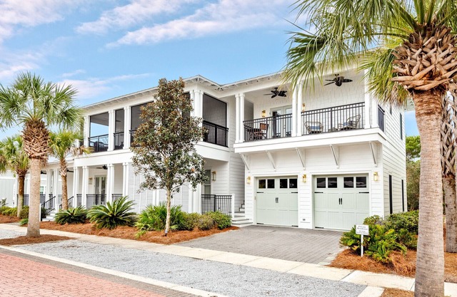 BEAUTIFUL Carriage House in Seacrest, Sleeps 4! HUGE POOL & FREE TRAM SERVICE!