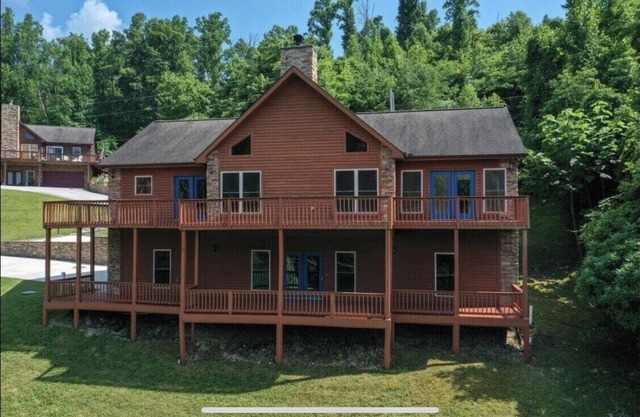 Beautiful cedar home 5 bed 3 bath w/ whirlpool tub 2 mile from Twin cove marina