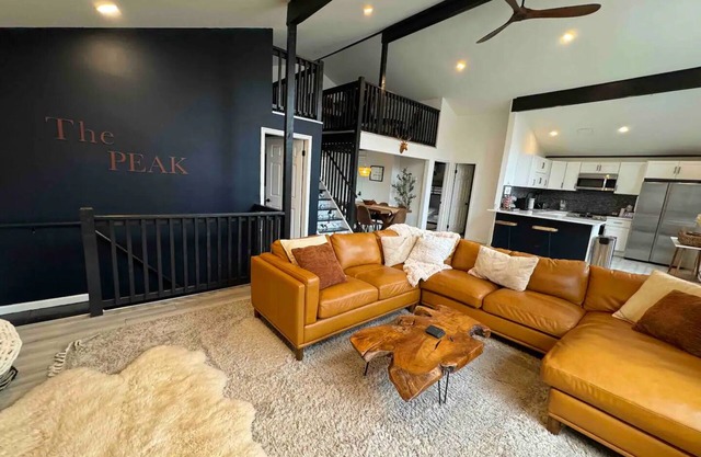 Beautiful Chalet in Pocono Mountains, Hot Tub, Fire Pit, Lake, Pool & Skiing!
