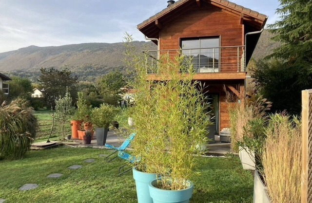LAKE ANNECY LAKE EDGE y la PISTA PRIVADA DE CICLISMO DE JACUZZI