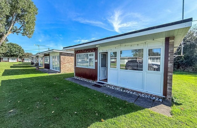 Beautiful chalet with free WiFi nearby Hemsby beach in Norfolk ref 59096S