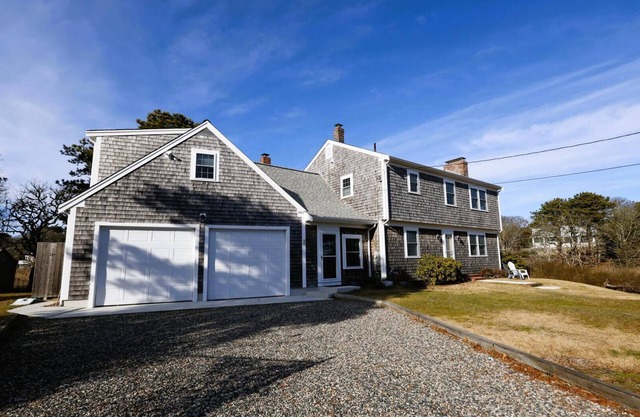 Beautiful Chatham home...3 minute walk to salt water ocean beach!