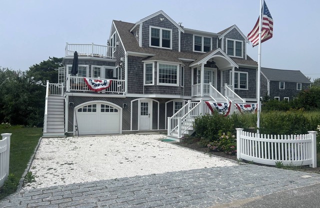 Beautiful Chatham Home, Walk to Beach and Town