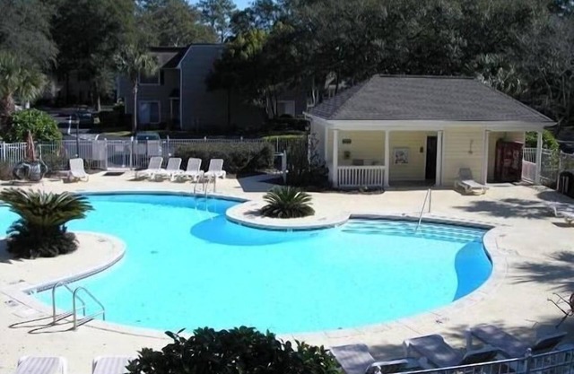 Sunny Condo frente a la piscina
