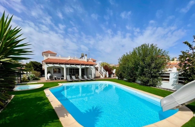 Villa Ellie con piscina privada, tobogán de agua, mesa de billar y WIFI gratuito