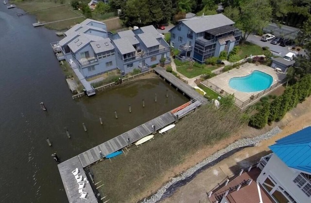 Beautiful condo with amazing canal views!