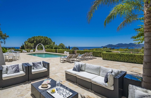 Hermosa villa de estilo moderno con vistas panorámicas al mar
